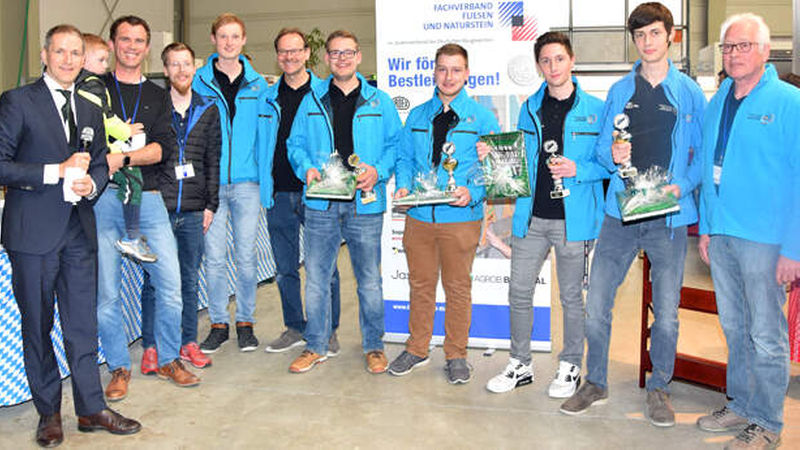 Gruppenbild mit den vier teilnehmenden Fliesenlegern sowie den Fachverbandsvertretern Rudolf Voos (links), FFN-Geschäftsführer, und FFN-Vorstandsmitglied Karl-Heinz Beyer (rechts). Bundestrainer Roland Filkorn ist der Sechste von links. (Fotos: Küttner/ZDB)
