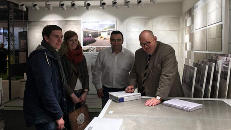 Frank Schmitz (rechts) hatte bei Emilceramica immer alle Hände voll zu tun. (Fotos: sg)