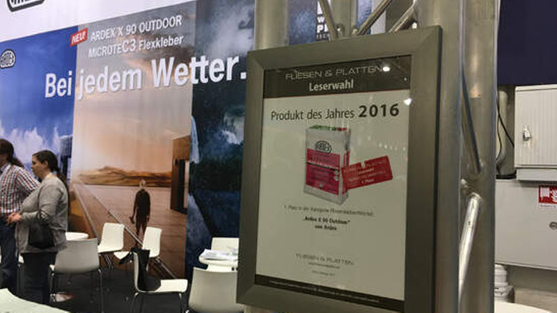 Hingucker am Ardexstand: das Zertifikat der letzten Leserwahl, bei der die FLIESEN &amp; PLATTEN-Leser den „Ardex X 90 Outdoor“ in der Kategorie Fliesenkleber/Mörtel auf Platz 1 gewählt haben.