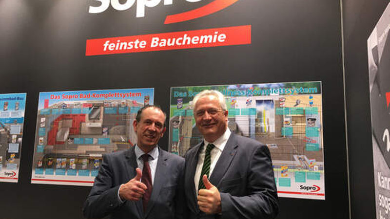 Daumen hoch für die Ceramvision: links Andreas Gillner, Linnenbecker-Niederlassungsleiter Fliese und Baustoffe Bad Salzuflen, und Mitorganisator der Ceramvision neben Andreas Wilbrand, Geschäftsführer der Sopro Bauchemie