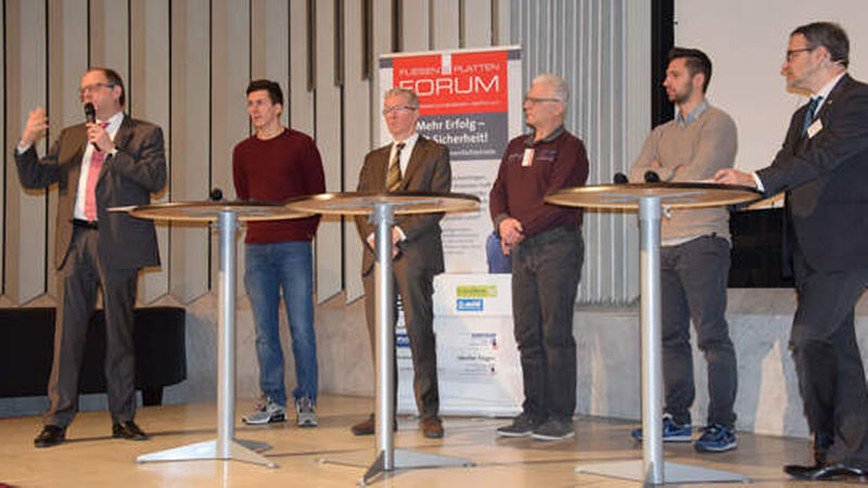 Bei der Podiumsdiskussion diskutierten die Teilnehmer über das Thema „Fachkräftemangel – Wege aus dem Dilemma“. (Fotos: Marina Candel)