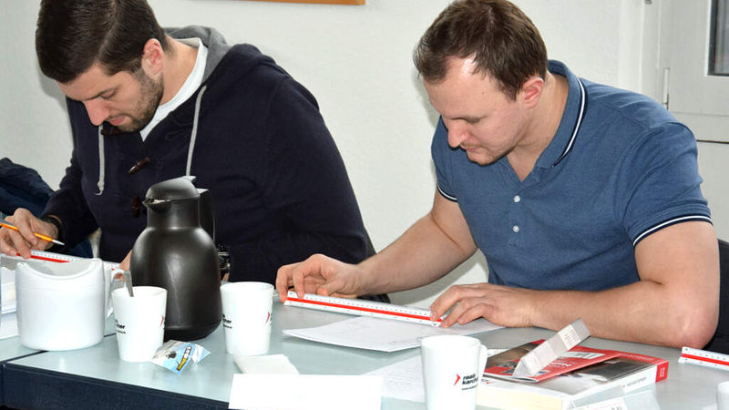 Konzentriert gingen Viktor Zich (rechts), Keramundo Gießen, und Jens Kremer, Keramundo Wiesbaden, an ihre Zeichnungen.