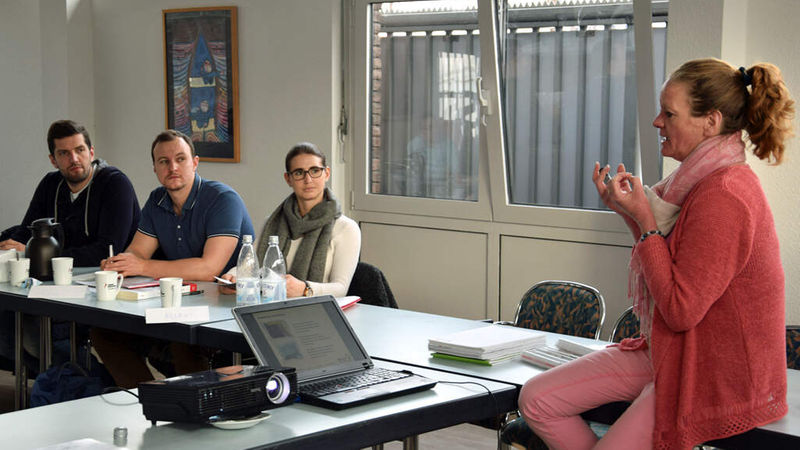 Andrea Stark (rechts) widmete sich an Tag drei des ersten Moduls dem Thema Gestaltung. (Fotos: nb)