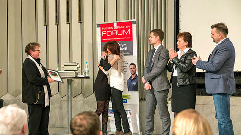 Geschäftsführerin Ulrike Müller-Welte (3. von links) und Katja Welte (2. von links), Marketing, von der Fliesengalerie Kißlegg freuten sich riesig über ihren Sieg in der Kategorie Medium.