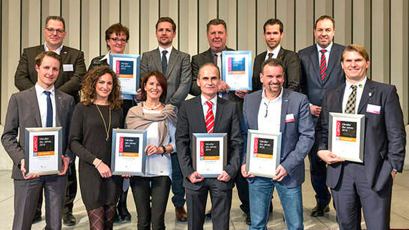 Am Ende kamen noch einmal alle ausgezeichneten Händler für ein gemeinsames Gruppenfoto auf die Bühne.