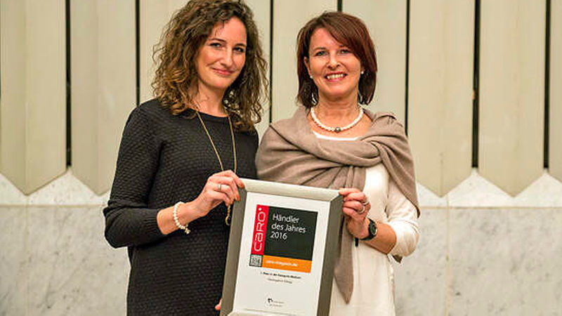 Noch einmal mit Urkunde: Katja Welte (links) und Ulrike Müller-Welte, ... 