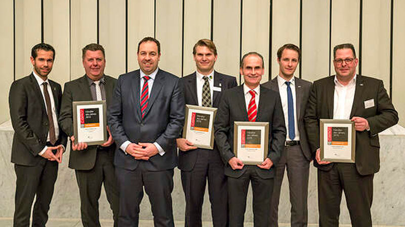 Die Preisträger in der Kategorie Large (von links): Verkaufsleiter Andy Schmidt und Geschäftsführer Hartmut Ernst für Fliesen Ernst &amp; Stieger in Magdeburg; Andreas Wiemers, Vertriebsleiter Fliesen Linnenbecker, und Niederlassungsleiter Kai Schreckenberg (Linnenbecker Erkrath); Helmut Räpple, Niederlassungsleiter Raab Karcher Freiburg; sowie Geschäftsführer Henning Schmidt und Siegfried Egler, Vertriebscenterleiter, für Schmidt-Rudersdorf Bonn 