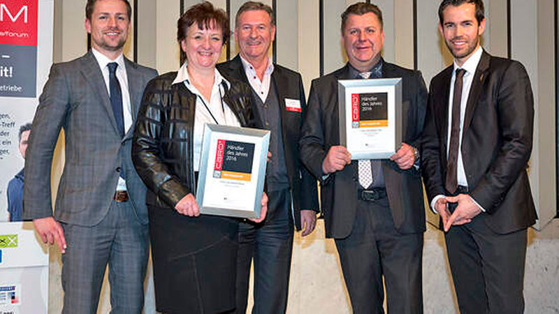 Rainer Wolf (Mitte), Vorsitzender des Vorstands der Keramik-Orion AG &amp; Co. KG, beglückwünschte „die Vier“ von Fliesen Ernst/Fliesen Ernst &amp; Stieger.