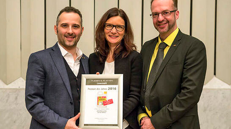 Francesco Pettenon, Alexandra Becker sowie Notger Schreitz (von links) mit „Silber“ für „Fila MP90 Eco Plus“