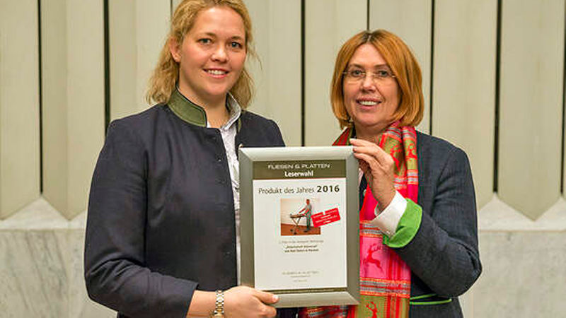 Gabriele Dahm-Heuckmann (rechts) und ihre Tochter Felizitas Heuckmann freuten sich über Platz zwei mit dem „Arbeitstisch Universal“.