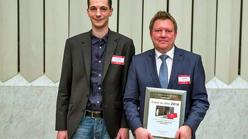 Marco Lutz (rechts) und Sebastian Brenner bekamen die Urkunde für „Lux Elements-Tub-Pump Plus“ auf Rang zwei.