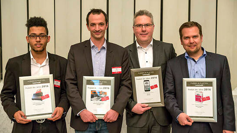 Louis Mills, Auszubildender bei Hacomplus, Schulungsleiter Toni Brigadir (Visoft), Jochen Zimmermann und Dr. Markus Stolper nahmen die Urkunden in der Kategorie Software entgegen.