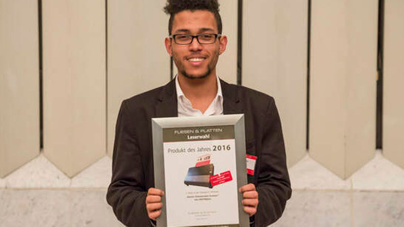 Louis Mills nahm Platz drei und die Auszeichnung für den „Hacom Dokumenten-Scanner“ entgegen.<br>                                