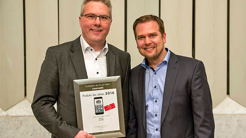 Jochen Zimmermann (links) und Dr. Markus Stolper hielten sehr gerne die zweite Urkunde des Abends für ihre „App 3.0“ in die Kamera.