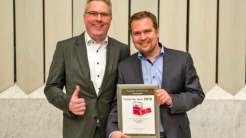 Daumen hoch für den ersten Platz mit „Ardex X 90 Outdoor“: Jochen Zimmermann (links) und Dr. Markus Stolper