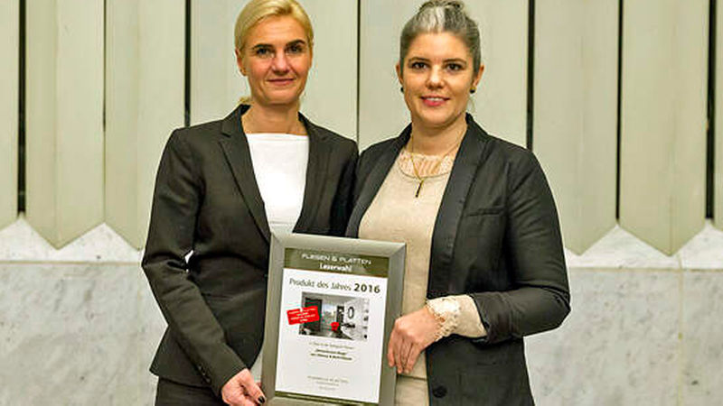 Monika Roth (links) und Sarah Ostheimer freuten sich nach Platz drei 2015 über den zweiten Rang, dieses Mal für die Kollektion „Monochrome Magic“.