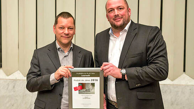 Michael Wester (links) und Daniel Schreiner mit der Urkunde für die Serie „Quarzit“