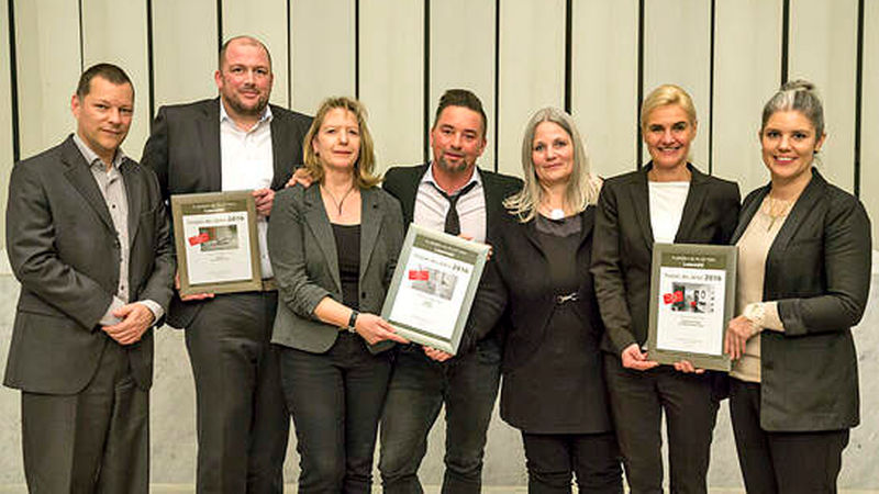 In der Kategorie Fliesen vertraten Michael Wester Geschäftsführer der Agrob Buchtal GmbH und Vorstand Marketing/Vertrieb der Obergesellschaft Deutsche Steinzeug AG zusammen mit Daniel Schreiner, Leiter Zentrales Produktmanagement und Designentwicklung, Designerin Damaris Krieger, Marketingleiter Michael Pander und Designerin Christiane Lion (alle drei von Engers) sowie Monika Roth, Presse/Kommunikation, und Sarah Ostheimer, Leitung Kommuniktion, von Villeroy &amp; Boch Fliesen die siegreichen Unternehmen (von links).