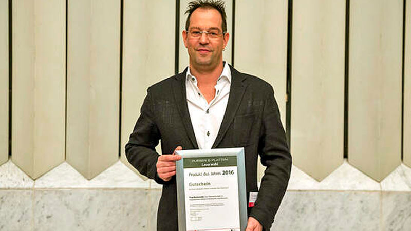 Oliver Schweizer von Fliesen Schweizer in Bad Ditzenbach hatte an der Leserwahl teilgenommen und erhielt beim FORUM stellvertretend für alle Gewinner seinen Preis: das Wochenende in Prag.