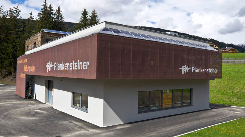 Das Gebäude ist ummantelt von einer roten Metallfassade. (Foto: Plankensteiner)