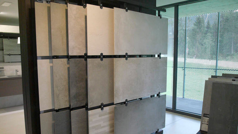 Großformate in unterschiedlichen Farbabstufungen – hier im Format 60 x 120 Zentimeter – bilden einen Schwerpunkt der Ausstellung. (Foto: Uwe Leppert)