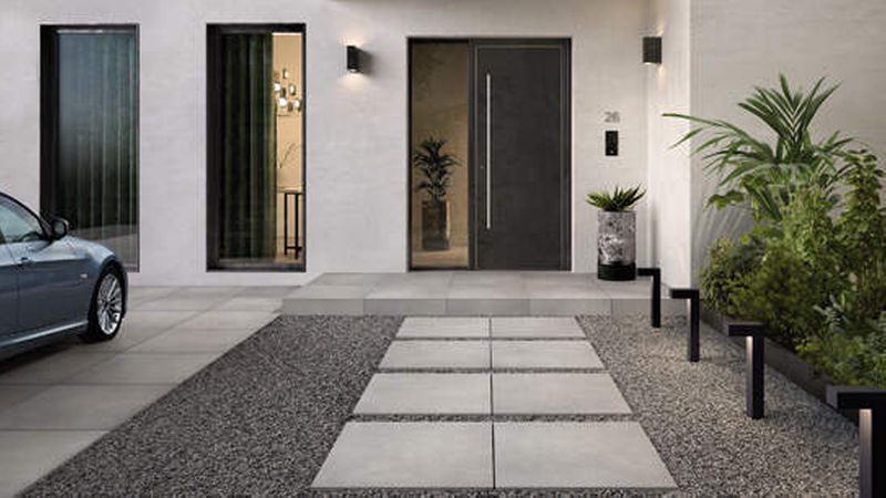 Die Serie „Bernina“ mit fein-sandiger Struktur und dezentem Schimmer gibt es in Beige, Grau und Greige.