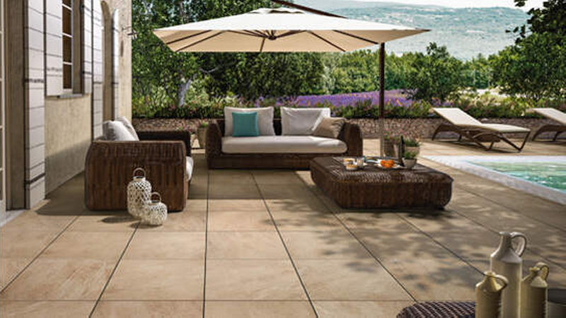 „My Earth Outdoor“ eignet sich laut Villeroy &amp; Boch gut für harmonische Terrassengestaltungen, zum Beispiel auch mit integriertem Pool.