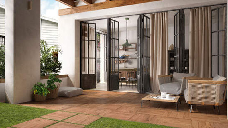 „Lodge Outdoor“ ist inspiriert von Parkett: Ein Design mit einer ursprünglichen Holzoptik mit Maserungen und Astlöchern. 