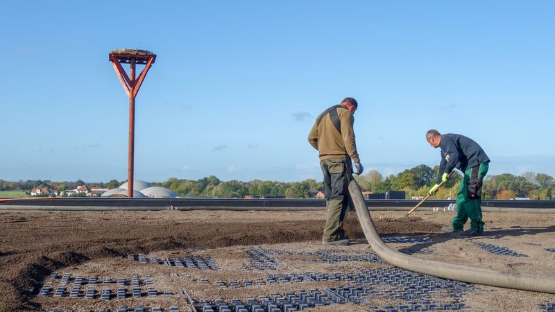 Aufblasen des Substrats durch die Garten- und Landschaftsbauer 