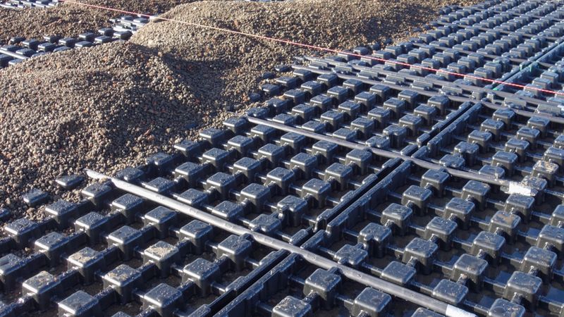 Grundlage für den folgenden extensiven Gründachaufbau ist eine Drän- und Wasserspeicherplatte. 