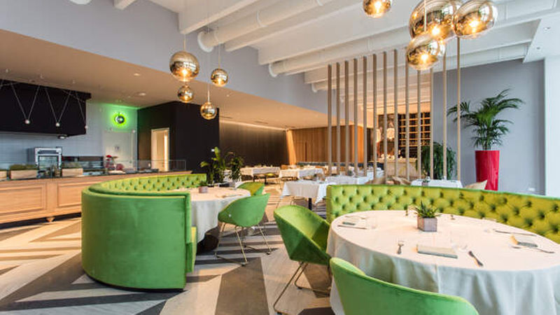 Kräftige Farbtöne wie zum Beispiel Grün und der Marmor-Boden in stilisiertem Fischgrätmuster prägen die Inneneinrichtung des Gourmet-Restaurants. (Alle Fotos: Margraf) 