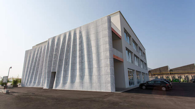 Die 600 Quadratmeter große Fassade entstand nach dem Vorbild einer altgriechischen Vorhalle – genannt Propylon. 