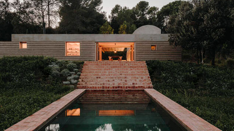 Kategorie Architektur: Der Sieger –<br>Den ersten Preis in der Kategorie Architektur vergab die Jury an „Casa Ter“, ein freistehendes Haus, das vom Architektenstudio Mesura geplant wurde. Die Jury lobte die vielseitige Verwendung eines einzigen Materials in allen Bereichen des Wohnhauses, die dem Objekt dadurch eine zurückhaltende, aber dennoch starke Ausstrahlung verleihe. (Foto: Salva López &amp; Ricard López)<br>