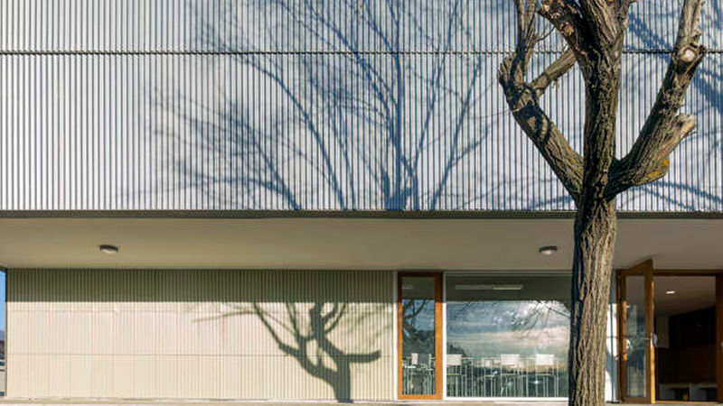 Kategorie Architektur: Besondere Erwähnung I –<br>Besonders erwähnt hat die Jury das Projekt „Runnymede College Campus“ von Rojo/Fernández-Shaw. Dort wurden Keramikmaterialien nicht als klassische Abdeckung verwendet. Der Jury gefiel auch, wie gut diese mit anderen industriellen Materialien harmonieren. (Foto: Luis Asín)<br>