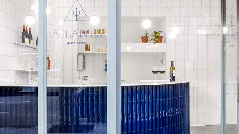 Kategorie Innenarchitektur: Der Sieger –<br>In der Kategorie Innenarchitektur konnte sich Arantxa Manrique Arquitectes mit dem Objekt „Atlantis Gastrobar“ durchsetzen. Das Restaurant beeindruckte die Juroren durch die Art und Weise, wie die Keramikmaterialien gestalterisch im gesamten Projekt verwendet wurden. Durch den gekonnten Einsatz der Keramikfliesen wurde ein erfrischendes und zeitloses Interieur auf kleinem Raum geschaffen. (Foto: Adrià Goula)<br>