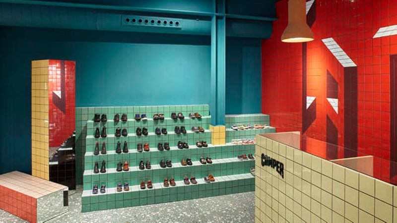 Kategorie Innenarchitektur: Besondere Erwähnung I –<br>Lobende Erwähnung erfuhr die Arbeit „La Roca Camper Store“ von Tomás Alonso. Darin kommen Keramikkörper gleich zweifach zum Einsatz – physisch in voluminösen Baukörpern sowie als grafische Symbole. Dieses Zusammenspiel erzeuge faszinierende Effekte im Verkaufsraum. (Foto: Andrés Fraga)<br>