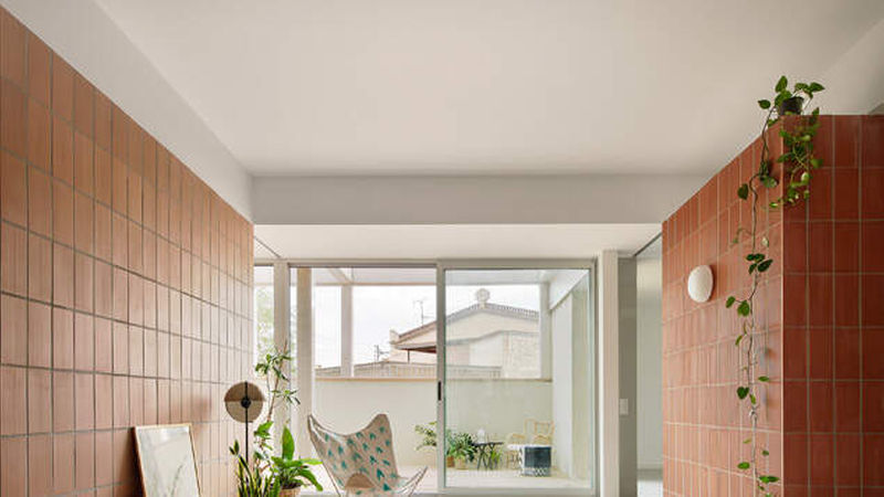 Kategorie Innenarchitektur: Besondere Erwähnung II –<br>Ebenso erhielt das Projekt „6 homes in Cabrera de Mar by Twobo Arquitectura“ eine besondere Erwähnung. Darin holen Keramikfliesen die Außenwelt gleichsam ins Innere eines Wohnhauses. (Foto: José Hevia)<br>