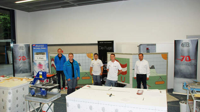 Besonders genaues Schneiden und akkurates Legen der Fliesen: Das haben die Mitglieder der Fliesen-Nationalmannschaft im Trainingscamp beim Bauchemiehersteller Ardex in Witten trainiert. (Von links: Tim Welberg und Marcel Beyer, Trainer; Silas Dulle, Ersatz-Teilnehmer; EM-Teilnehmer Yannic Schlachter, Dr. Markus Stolper, Geschäftsführer Marketing und Vertrieb bei Ardex)
