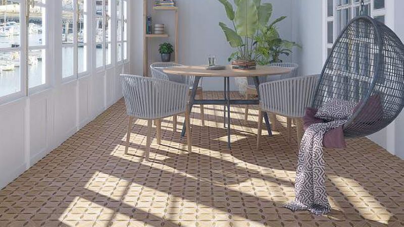 Warme, mediterrane Töne bringen südländisches Flair auf die Terrasse. (Foto: Tile of Spain/Arcana)<br>