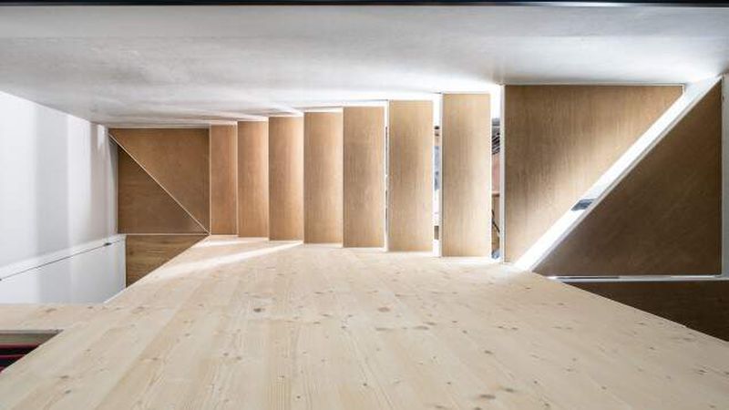 Die Architektur des zweistöckigen Hauses vereint charakteristische Bauhaus-Elemente.