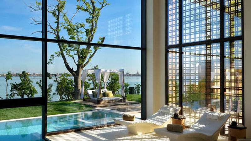 Vom Spa-Bereich schweift der Blick über die Lagune zur Stadt auf dem Wasser und dem Markusplatz. 