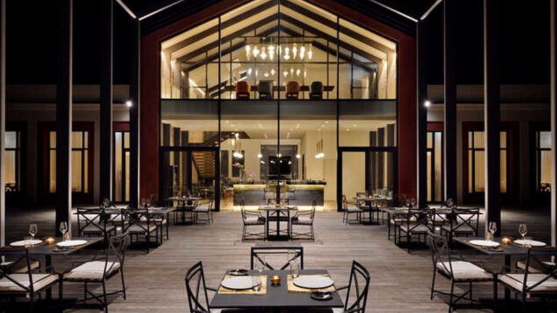 Die abendliche Restaurant-Panoramaterrasse des mehrfach ausgezeichneten Hotels. 