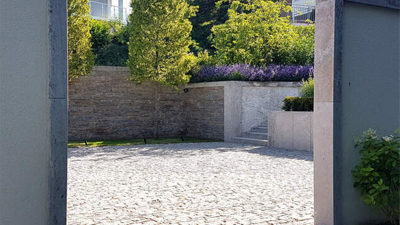 Sieger Kategorie „Landschaftsbau und Freiraumgestaltung“: Neugestaltung eines Anwesens auf dem Lande in Reichelsheim von Backhaus &amp; Barnett freie Landschaftsarchitekten (Foto: Annette Barnett, Wiesbaden)