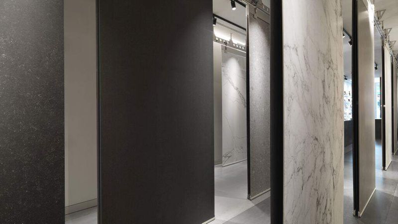 Die großen Abmessungen der Linie „Grande“ bilden den Anfang der Fliesenschau. (Foto: Marazzi) 