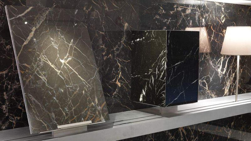 Elegante Marmorgrafiken auf musealen Konsolen. (Foto: Marazzi) 