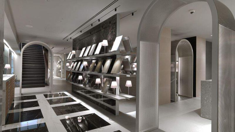 Elegante Bodenfelder werden umgeben von zahlreichen keramischen Mustern. (Foto: Marazzi) 