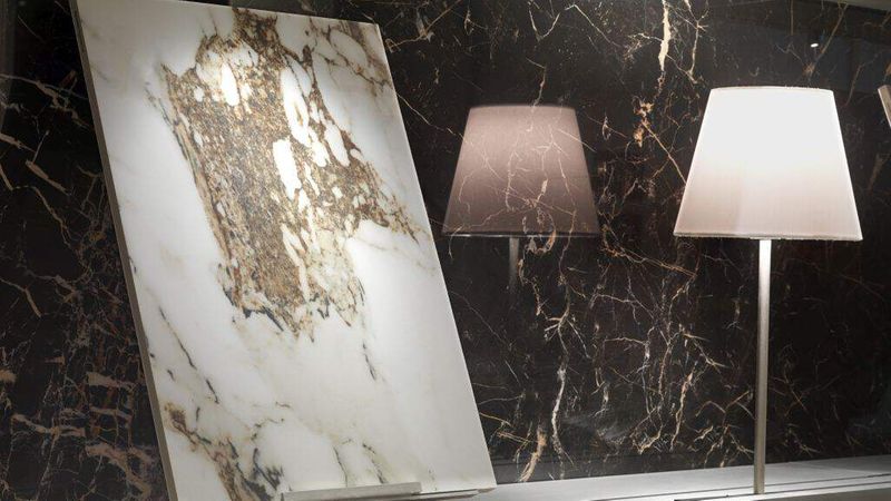 Eine geschickte Beleuchtung zeigt die „Magie“ der Fliese. (Foto: Marazzi)  