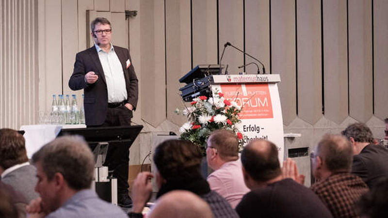 Diplom-Ingenieur Bernd Stahl, Geschäftsführer Stein Stahl Steinmetz und Fliesenleger, und Vorsitzender des Technischen Ausschusses des FFN, informierte die Zuhörer über die aktuellen Merkblätter.