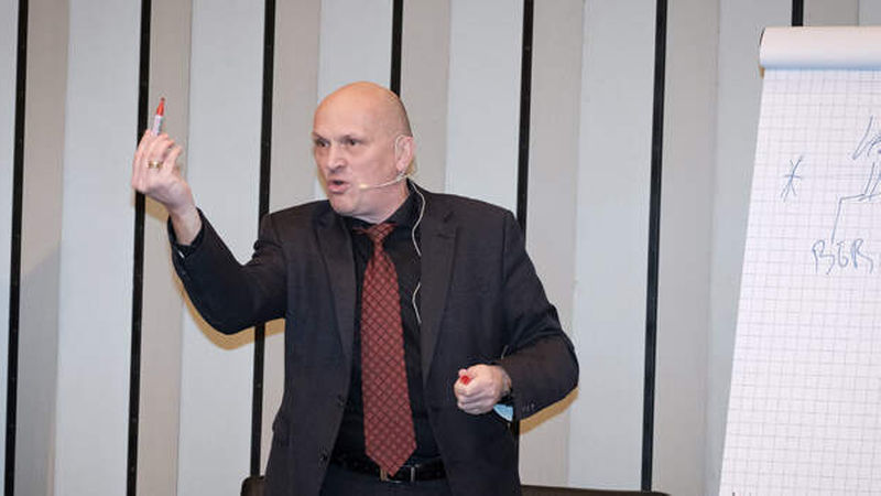 On fire: Wenn Goetz Michaelis, Fachanwalt für Baurecht und Architektenrecht, Schlichter und Schiedsrichter für Baustreitigkeiten sowie Lehrbeauftragter für privates Baurecht, über aktuelle Highlights aus dem Baurecht berichtet, bleibt kein Auge trocken.