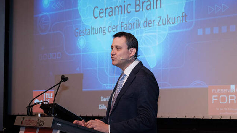 David Portalés Mañanós, Leiter der Abteilung Architektur und Baumaterialien in der Handelsabteilung des Spanischen Generalkonsulates in Düsseldorf, stellte die „Fliesenproduktion 4.0: Pilotprojekt 'Ceramic Brain'“ vor.